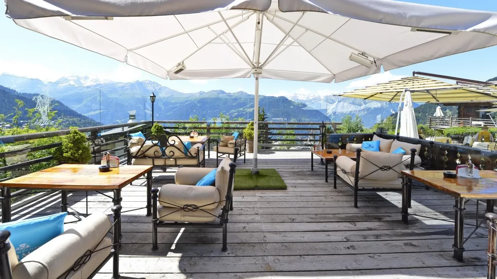 Restaurant and bar at Le Chalet d'Adrien Verbier
