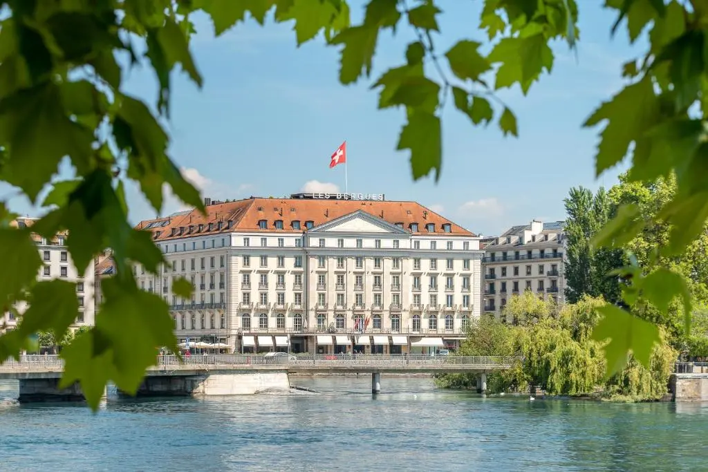 View of the hotel four seasons in Geneva, Hotel des bergues